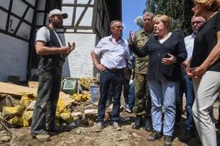 El liderazgo de Angela Merkel está hecho de gestos tan discretos como poderosos: aquí durante su visita a la aldea de Schuld, devastada por las inundaciones, en julio último