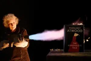 Contra la censura, Margaret Atwood publica una edición de “El cuento de la criada” a prueba de fuego