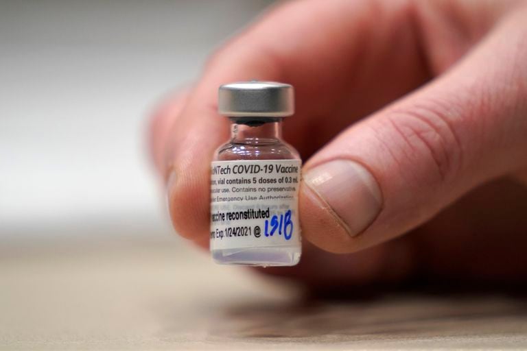 Un vial de la vacuna de Pfizer contra el Covid-19 (AP Foto/Ted S. Warren, Archivo)