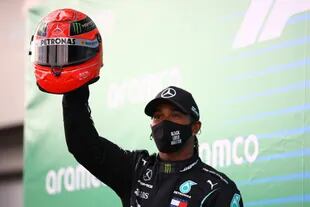 Lewis Hamilton con el casco de Michael Schumacher y que lo emocionó al igualar el récord de victorias: 91