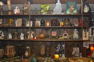 Las estanterías del lugar están repletas de máscaras, estatuillas, calaveras y otros objetos relacionados con la magia negra y las artes oscuras