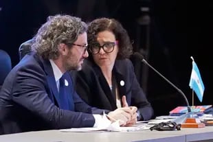 El canciller argentino, Santiago Cafiero, a la izquierda, y la secretaria de Asuntos Internacionales, Cecilia Todesca