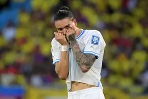 El Uruguay de Bielsa pudo haber perdido por goleada ante Colombia, pero se salvó con un penal polémico