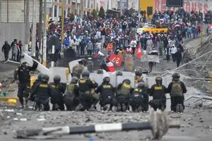 Choques entre manifestantes y policías en el puente de Añashuayco en Arequipa
