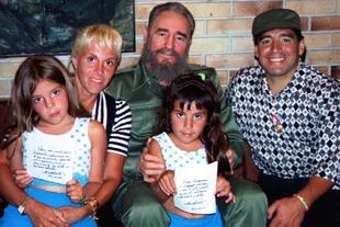 Diego Maradona y su familia junto a Fidel Castro en Cuba en 1994
