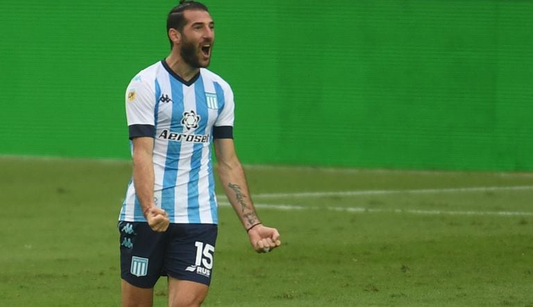 Ignacio Piatti viene de convertir un gol para Racing ante Colón