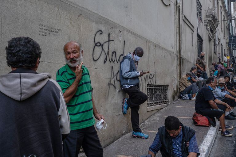 La espera por la comida de caridad en una calle de San Pablo