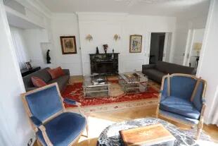 La sala de estar principal conserva los pisos y molduras originales de la casa