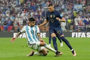 Cristian 'Cuti' Romero intercepta a Kylian Mbappé en la final del Mundial Qatar 2022