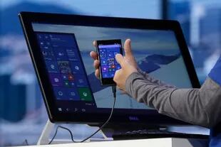 Un teléfono con Windows 10 da vida a a versión para PC de escritorio de este sistema operativo, en la presentación de Microsoft de ayer