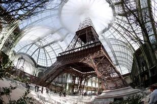 La Torre Eiffel fue recreada en 2017 por Chanel en el interior del Grand Palais, como ambientación de uno de sus célebres desfiles