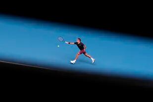 En esta imagen de archivo, el tenista suizo Roger Federer devuelve la pelota al estadounidense Steve Johnson durante su partido en primera ronda del Abierto de Australia, en Melbourne, Australia, el 20 de enero de 2020. (AP Foto/Lee Jin-man, archivo)