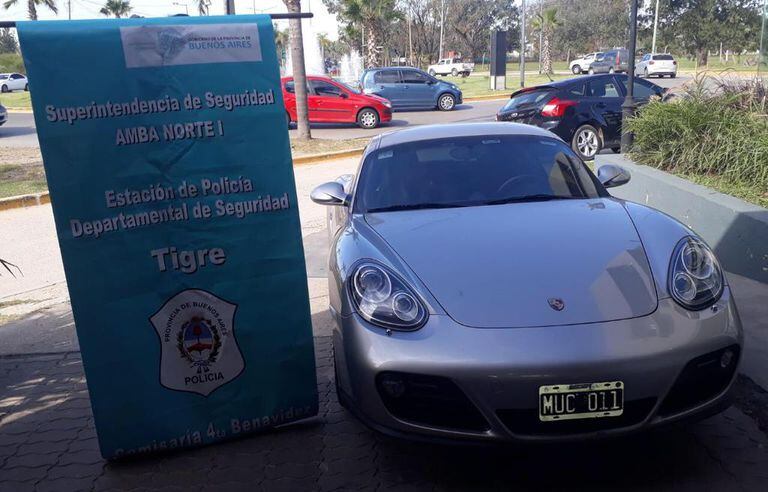 El sospechoso fue detenido por la policía bonaerense cuando circulaba en su Porsche gris