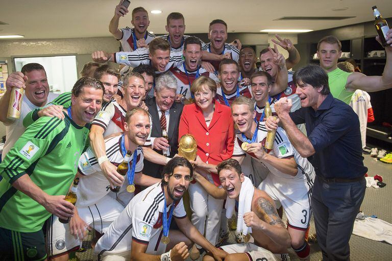 Angela Merkel celebra con los jugadores de la selección alemana de fútbol tras la final de la Copa Mundial de la FIFA 2014 entre Alemania y Argentina en el Estadio do Maracaná de Río de Janeiro, Brasil, el 13 de julio de 2014