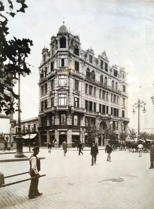 Uno de los primero edificios sobre la Avenida de Mayo, en la esquina con Perú. Allí se construyó el anexo Gath y Chaves. En la planta baja funciona la confitería London City desde 1954.