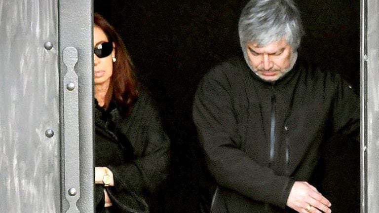 Cristina y Lázaro Baez salen del mausoleo de Néstor Kirchner, en 2010