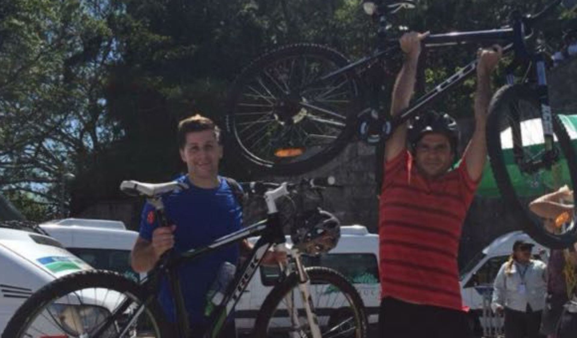 Rafael y Eduardo compartiendo un paseo en bicicleta.