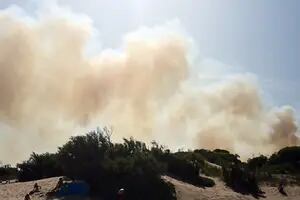 Incendio en Gesell: las llamas afectan el norte de la ciudad y hay evacuados