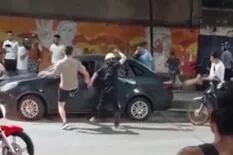 Durante una discusión de tránsito en Córdoba, una horda de motoqueros destrozó un auto y agredió a sus ocupantes