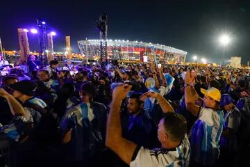 Hinchas argentinos en la entrada del estadio 974