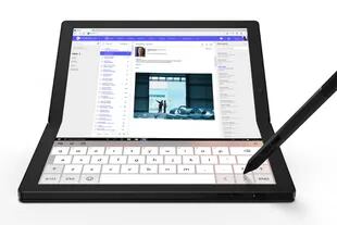 La Lenovo X1 Fold corre Windows 10, y la pantalla es táctil,. también se puede usar con un lápiz o destinar media pantalla plegable al teclado virtual