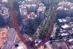 Los manifestantes realizaron la formación de la "V" a lo largo de 11 kilómetros sobre la Gran Vía y la Avenida Diagonal, dos de las grandes arterias de la segunda ciudad de España