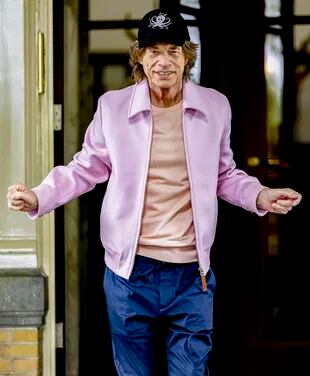 Ya repuesto de su cuadro de Covid, Mick Jagger saludó a los fans que lo esperaban a en la puerta del Amstel Hotel de Amsterdam