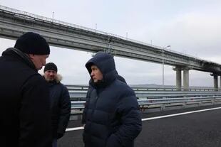 El presidente ruso Vladimir Putin visita el puente del estrecho de Kerch, también conocido como puente de Crimea, el 5 de diciembre de 2022.