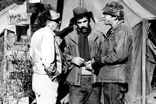 Altman junto a Elliott Gould y Donald Shuterland, durante el rodaje de M.A.S.H.
