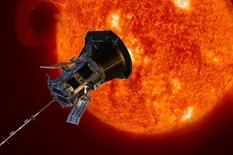 La NASA compartió una increíble imagen del Sol mientras emite una llamarada brillante