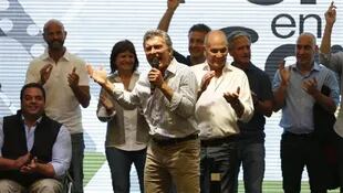 Macri, junto a Venegas y parte de su gabinete, al anunciar la iniciativa ayer, en Ferro