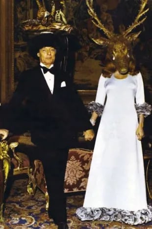 Guy y Marie-Hélène Rothschild esperaban a los invitados en el salón principal con sus propios atavíos en la cabeza: él, una naturaleza muerta y ella, una cara de reno que lloraba lágrimas de diamantes