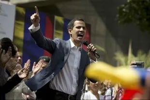 Guaidó se declaró " presidente interino" de Venezuela y habló ante los manifestantes opositores