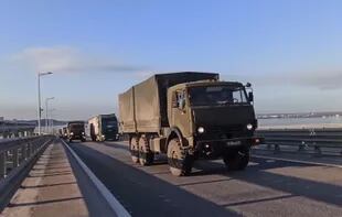 Esta grabación de vídeo difundida por el Ministerio de Defensa ruso el 16 de febrero de 2022 muestra camiones militares rusos cruzando un puente que une la península de Crimea controlada por Rusia con el territorio continental ruso. 