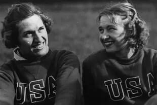 Betty (a la derecha) cuando representaba a los Estados Unidos en los Juegos Olímpicos