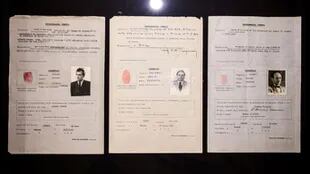 Los pasaportes de la Cruz Roja, con nombres falsos, usados por Josef Mengele, Klaus Barbie y Adolf Eichmann