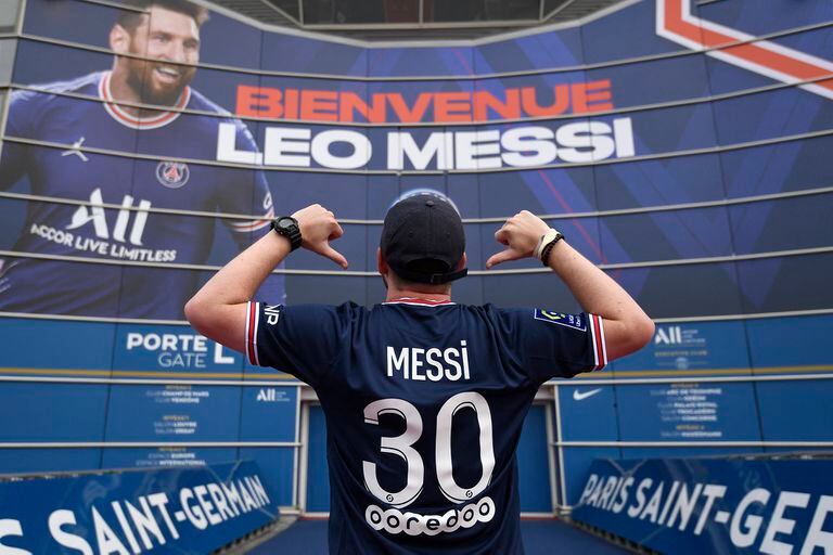 Uno de los compradores posa con la camiseta 30 de Lionel Messi: PSG ganó 120 millones de euros sólo por la venta de indumentaria y el 5% de esa cifra es para Michael Jordan, dueño de la marca que viste al club.