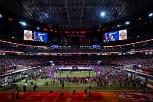 El Super Bowl brilla por Las Vegas, el estadio, los récords y la puja entre un posible GOAT y “Mr. Irrelevant”