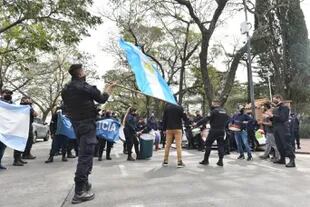 Los uniformados de la bonaerense llegaron esta mañana a Olivos, con banderas argentinas y bombos