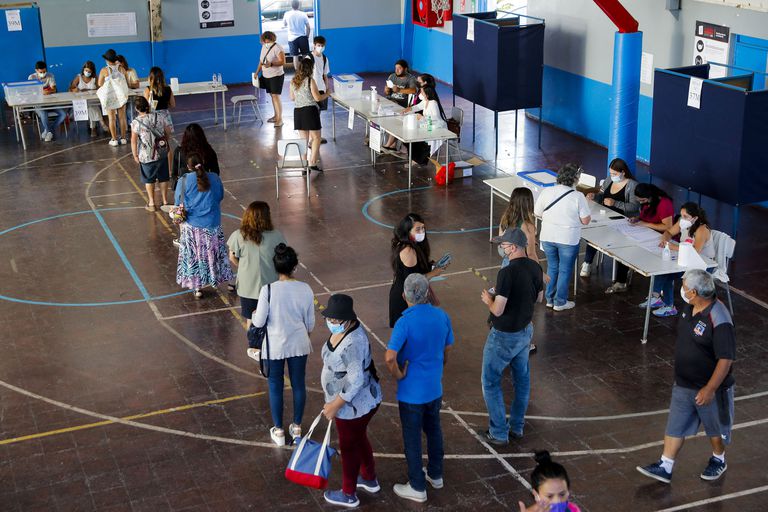 La gente vota en un colegio electoral en Paine, durante la segunda vuelta de las elecciones presidenciales en Chile