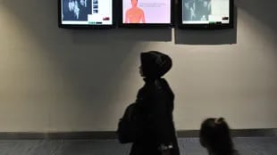 Auf Bildschirmen sind Kontrollen zur Vorbeugung von Affenpocken im Jahr 2019 am Flughafen Soekarno Hatta in Tangerang, Banten, Indonesien, zu sehen