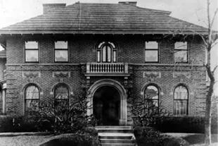 La casa de Los Ángeles donde se mudó el matrimonio Oesterreich, también tenía su propio ático, donde se instaló Sanhuber