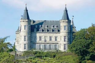 Situado a cien kilómetros de Bruselas, el Castillo de Ciergnon es propiedad de la Corona desde 1840 y fue el nido de amor de los reyes belgas, Felipe y Matilde, durante su noviazgo.