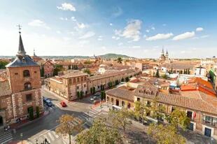 Alcalá de Henares, la Cervantina, fue declarada Patrimonio de la Humanidad en diciembre de 1998. Se encuentra al noroeste de Madrid y es conocida por la Universidad de Alcalá, que ocupa edificios del siglo XVI en la ciudad antigua.