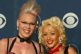 Pink y Christina Aguilera durante una entrega de premios, en 2002