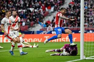 Ángel Correa marcó el domingo los dos goles de la victoria de Atlético de Madrid sobre Rayo Vallecano en la liga española.