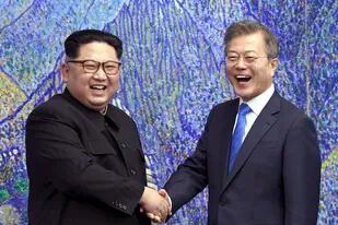 ARCHIVO - El líder norcoreano Kim Jong Un, izquierda, estrecha la mano del presidente sucoreano Moon Jae-in dentro de la Casa de la Paz en la localidad fronteriza de Panmunjom, el 27 de abril de 2018, en la Zona Desmilitarizada, Corea del Sur. (Korea Summit Press Pool vía AP, archivo)