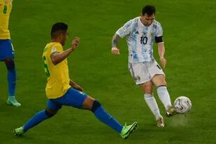 Lionel Messi frente a Casemiro, un duelo que podría repetirse en el próximo cotejo entre Argentina y Brasil