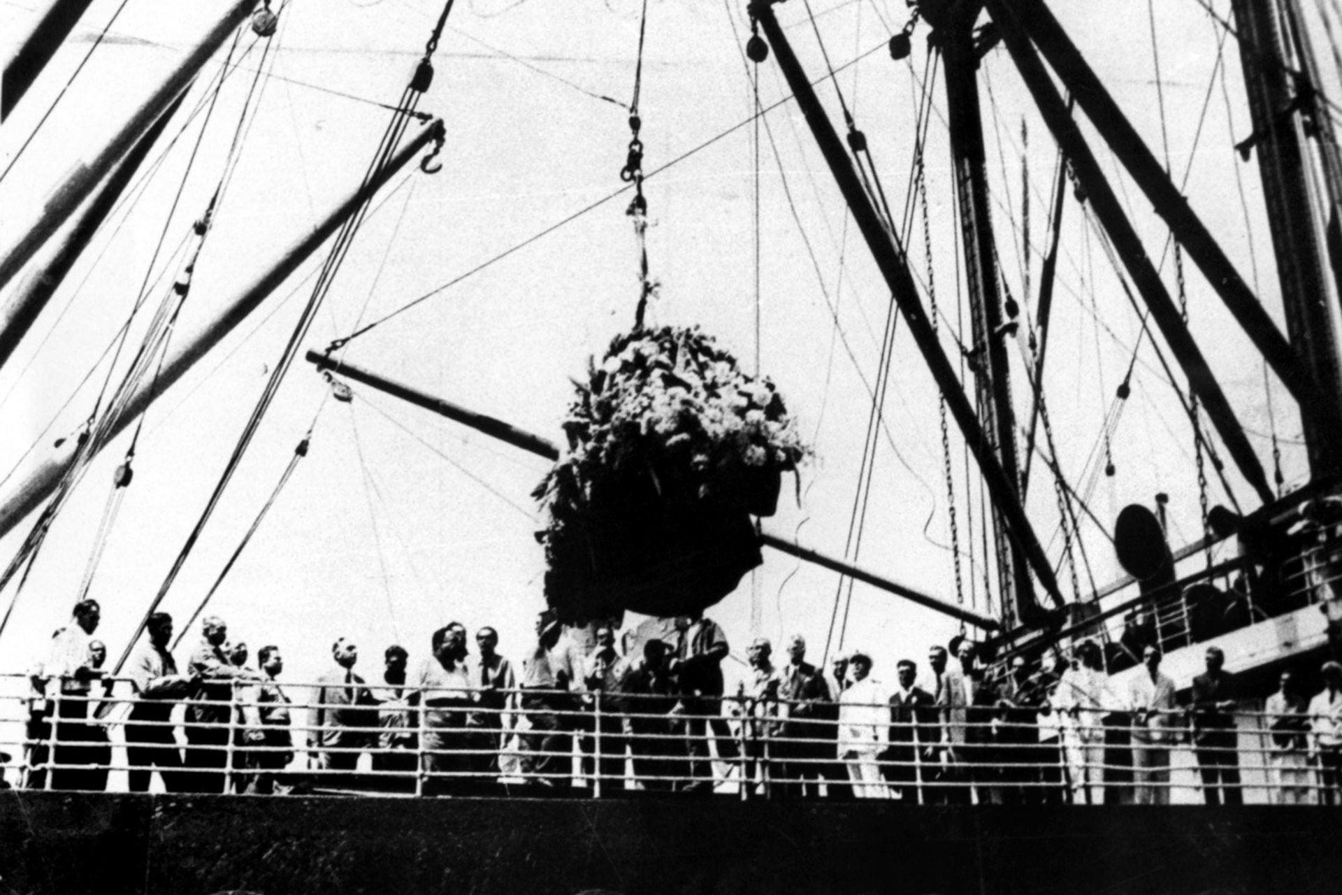 Los restos de Carlos Gardel llegaron en barco al puerto de Buenos Aires