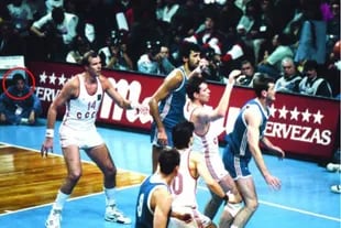 El documento de la revista El Gráfico durante la final del 20 de agosto de 1990: Luis Scola, en una esquina, el ball boy que luego ganaría dos medallas mundiales